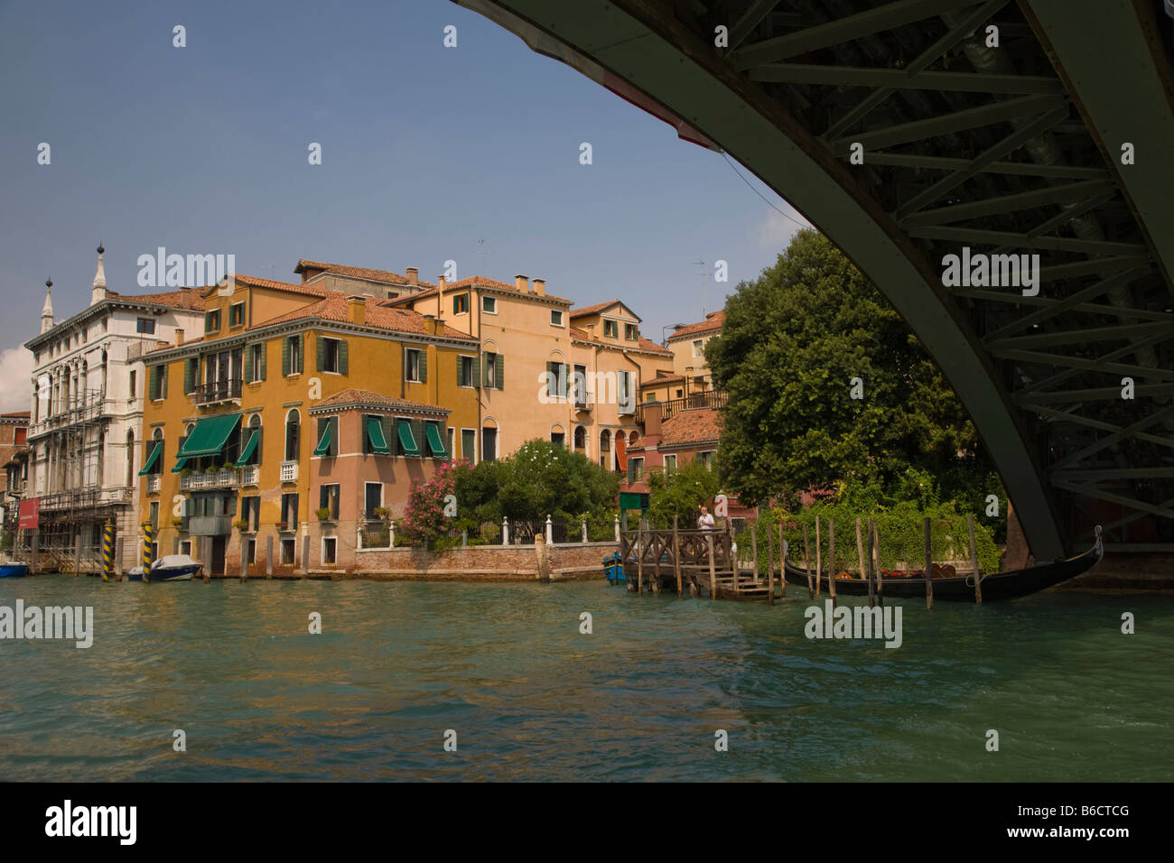 Gebäude auf Wasser, Grand Canal, Veneto, Venedig, Italien Stockfoto