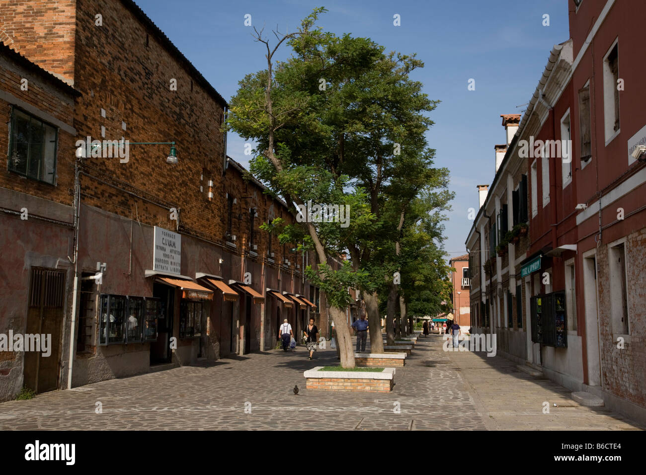 Touristen am Markt, Isola Murano, Veneto, Venedig, Italien Stockfoto