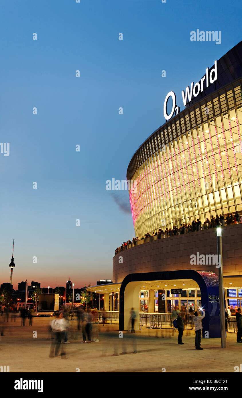 Bürogebäude leuchtet in der Abenddämmerung, O2 World, Kreuzberg, Berlin, Deutschland Stockfoto