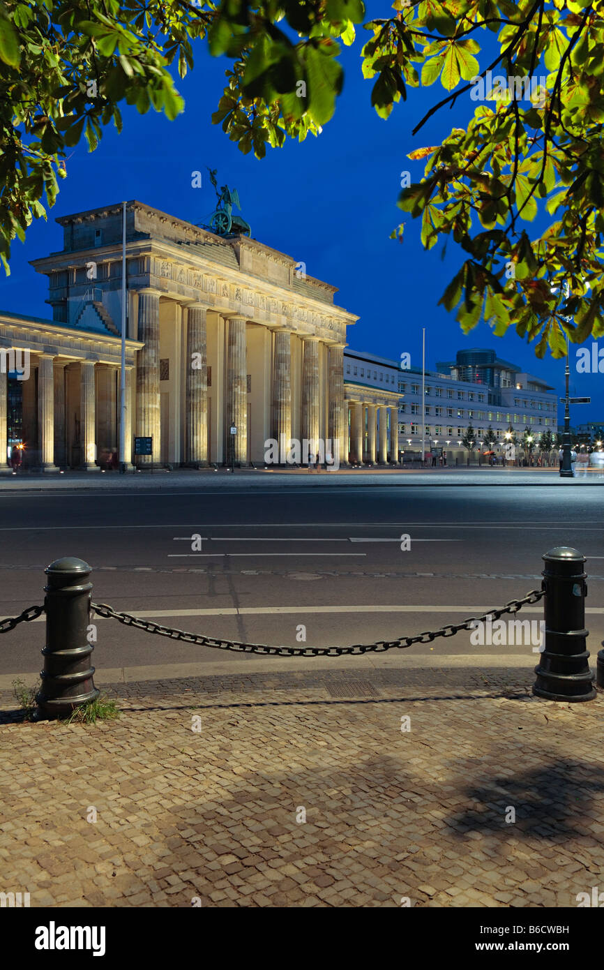 Tor leuchtet in der Dämmerung, Brandenburger Tor, Berlin, Deutschland Stockfoto