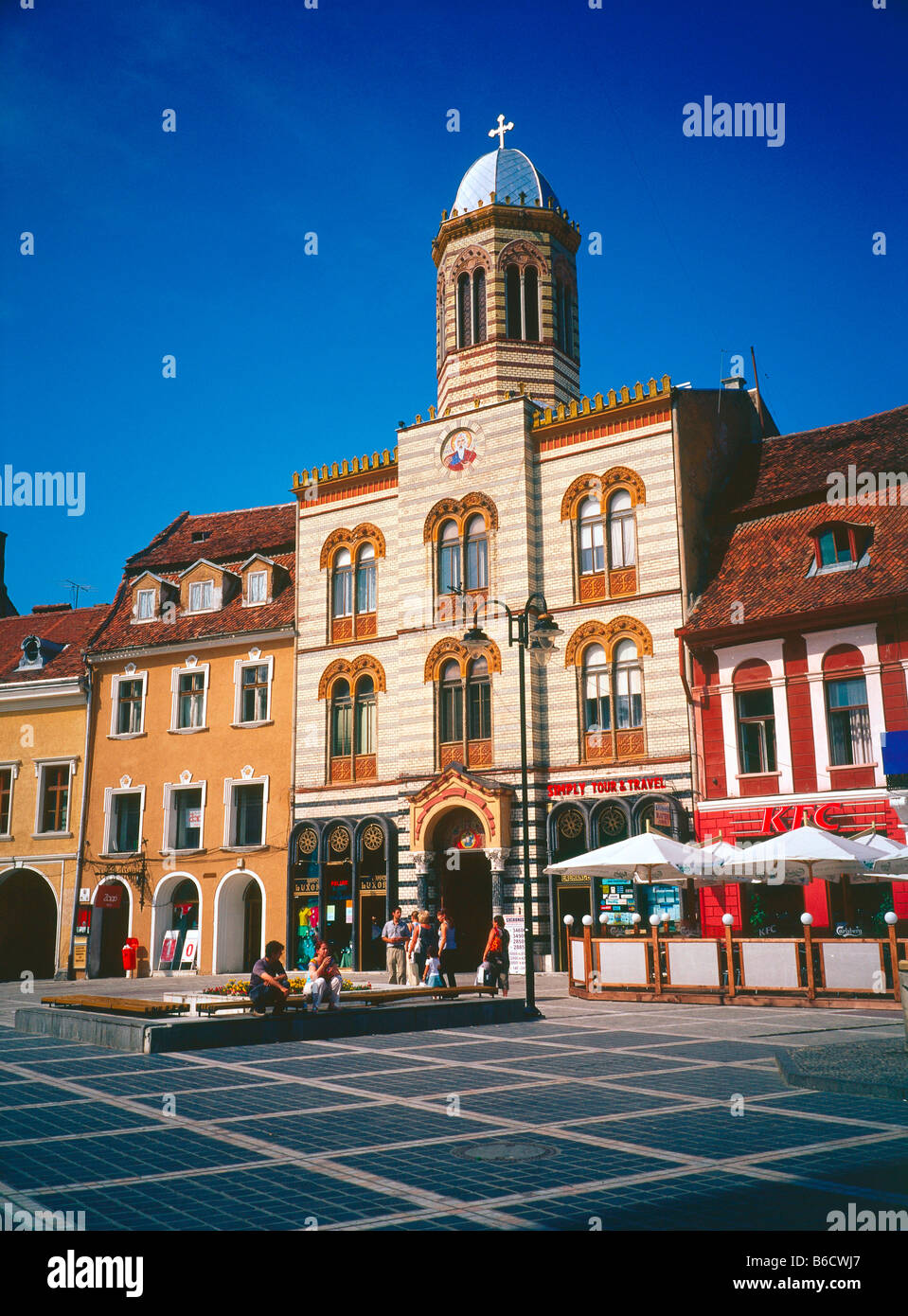 Touristen vor alten Händler Haus Piata Sfatului, Brasov, Siebenbürgen, Rumänien Stockfoto