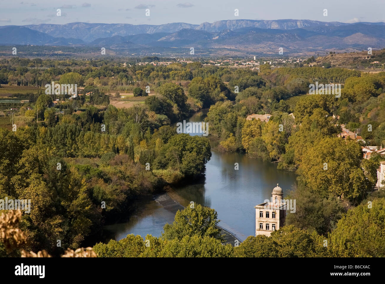 Der Turm der Cordier Mühle am Fluss Orb von St Nazaire Kathedrale, Bezier, Languedoc-Roussillon, Frankreich Stockfoto