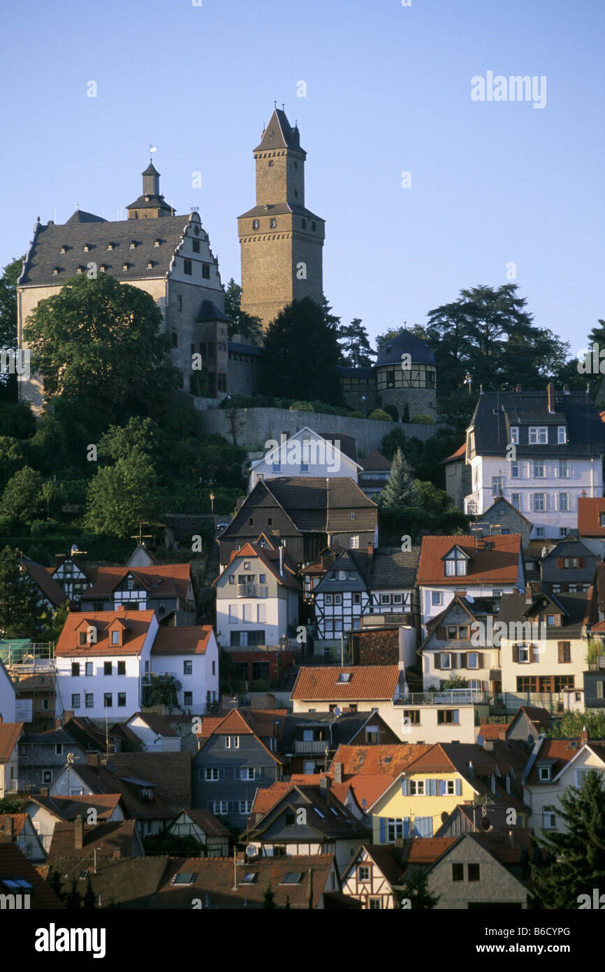Häuser mit Burg in der Stadt, Kronberg, Hochtaunuskreis, Hessen, Deutschland Stockfoto
