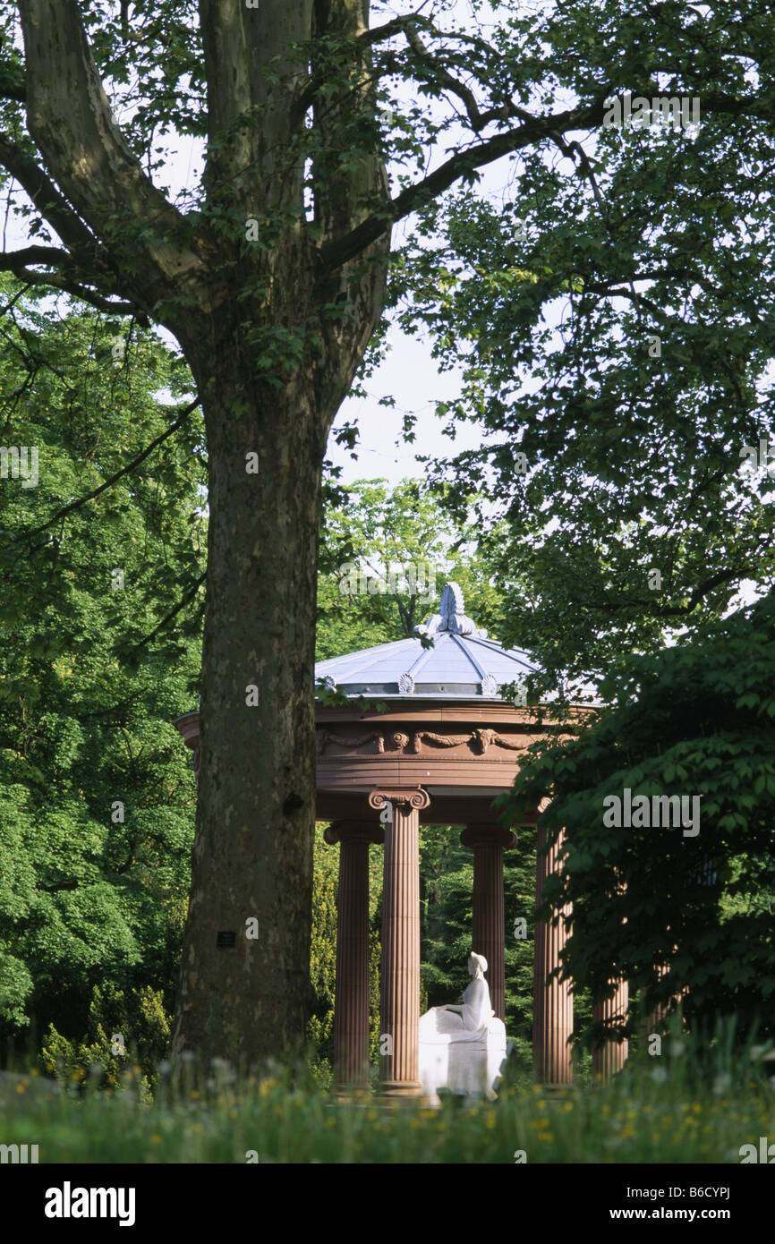 Bäume um Pavillon, Bad Homburg, Hochtaunuskreis, Hessen, Deutschland Stockfoto