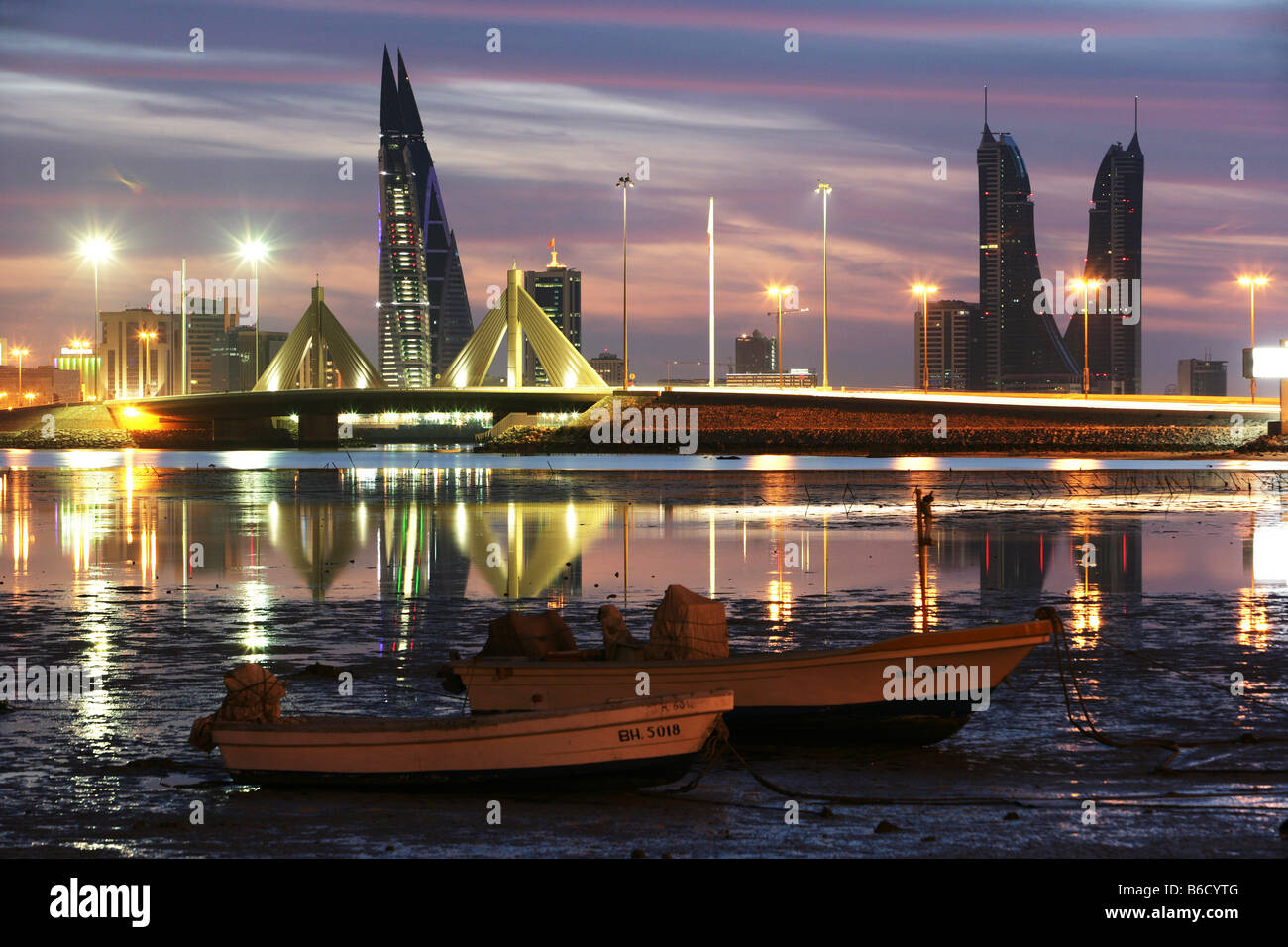 BRN, Bahrain: Skyline von Manama gesehen von der Conriche an der König-Faisal-Autobahn. Stockfoto