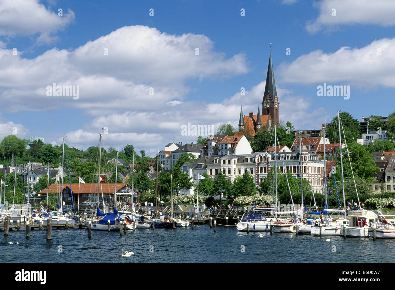 Gebäude am Ufer, St.Juergen Kirche, Flensburg, Schleswig-Holstein, Deutschland Stockfoto
