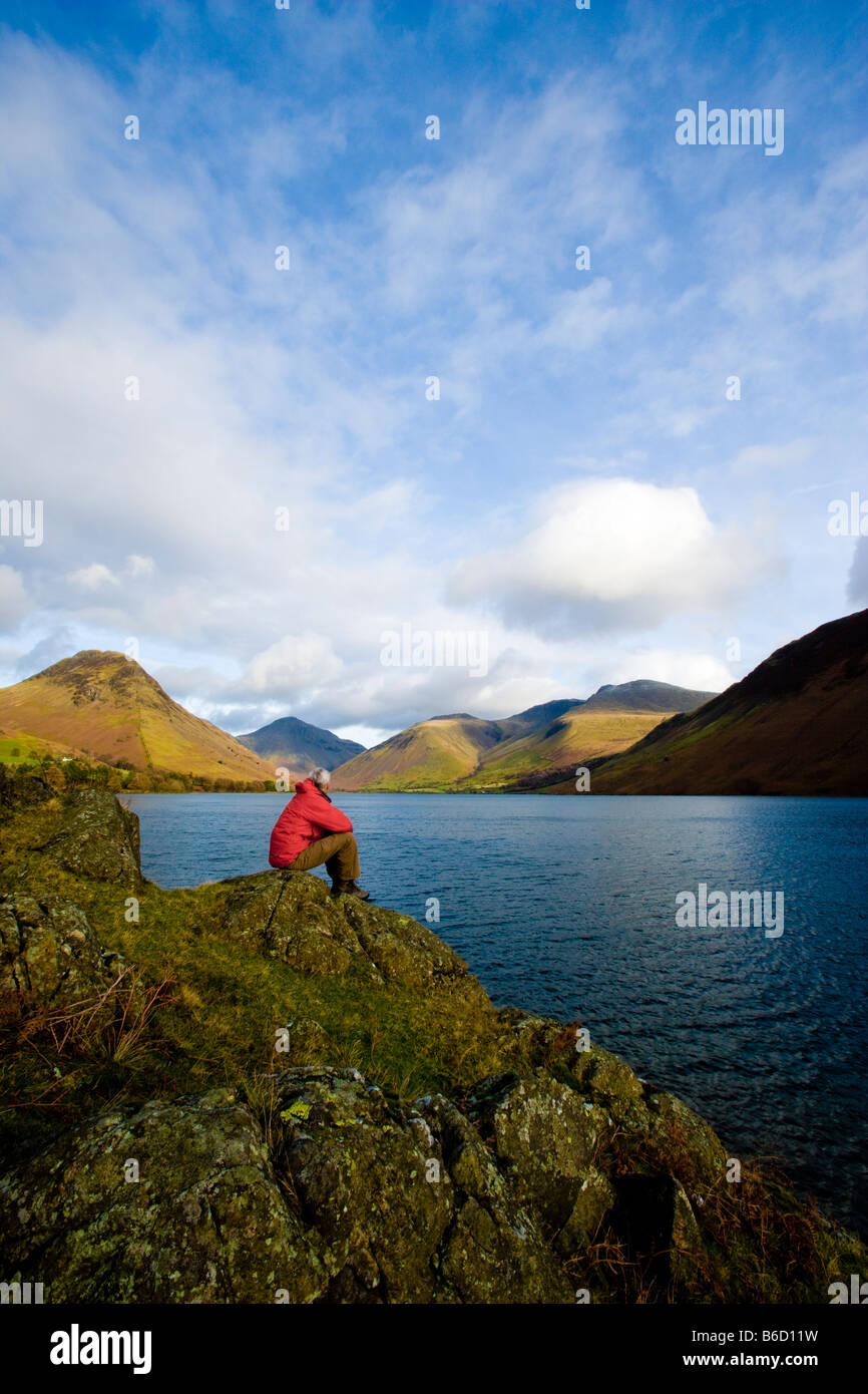 Einsamer Wanderer sitzen am Ufer des Wasdale im englischen Lake District des tiefsten Sees in England Stockfoto