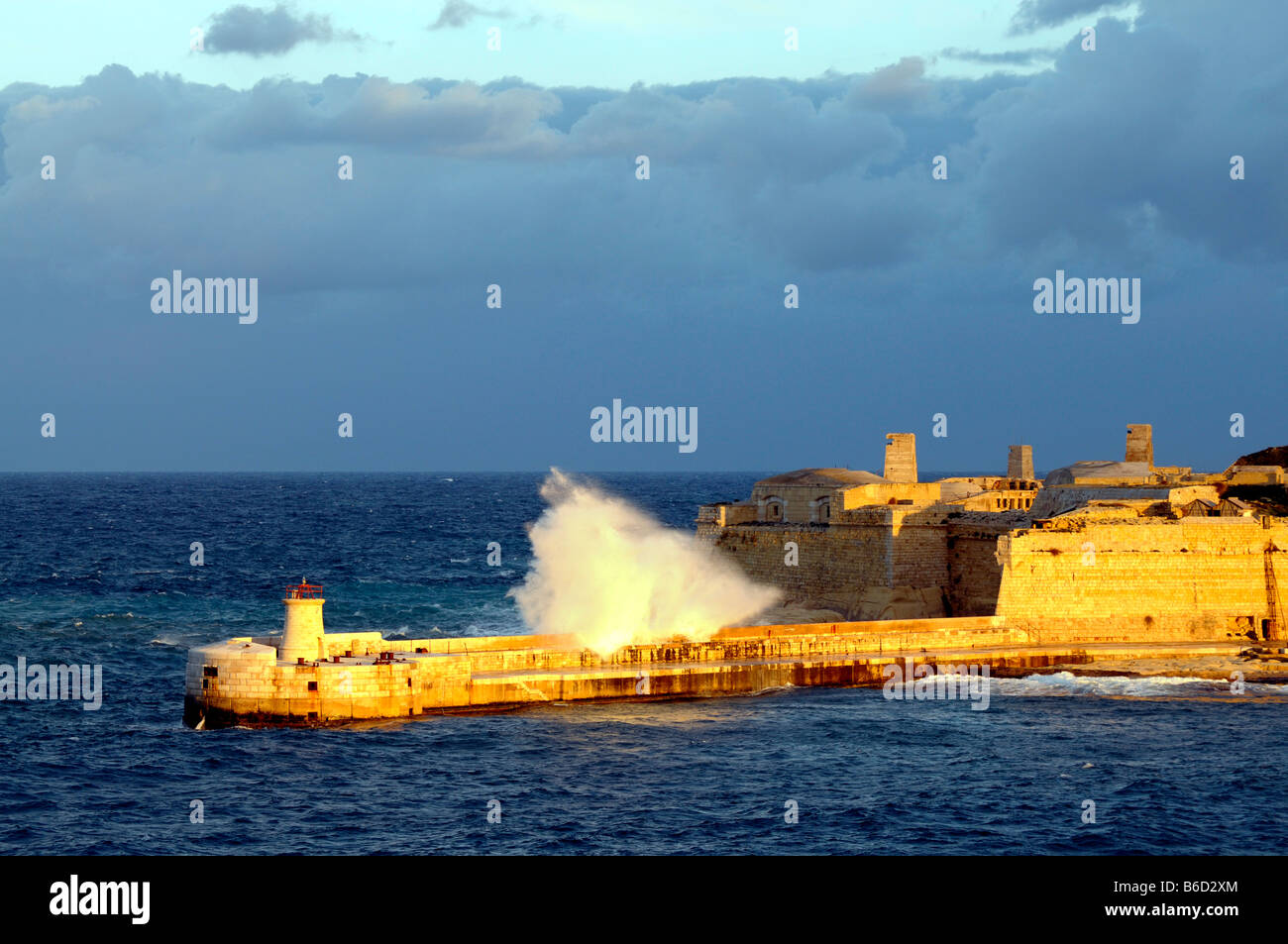 Rough Sea kommt über den Hafen von Valletta Stockfoto