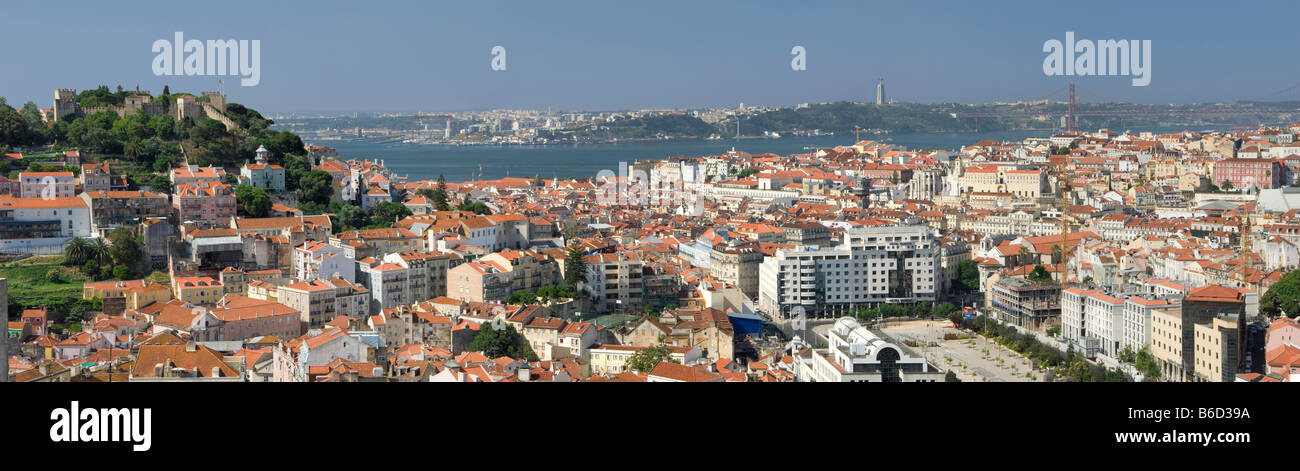 Panorama Blick von der Burg von Sao Jorge und Mouraria und Baixa Bezirke aus dem Miradouro da Senhora da Monte, Lissabon Stockfoto