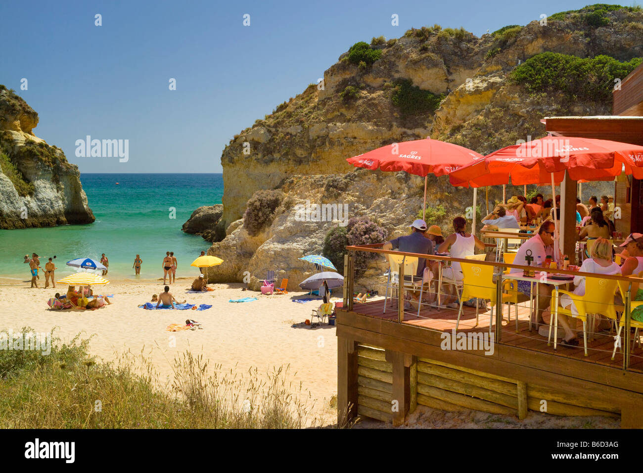 Strandrestaurant und kleine Bucht vor Pestana Alvor Praia Hotel im Sommer, Alvor, Algarve, Portugal Stockfoto