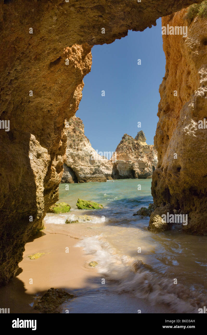 Portugal, Algarve, Alvor, Praia Dos Tres Irmãos Höhlen Stockfoto
