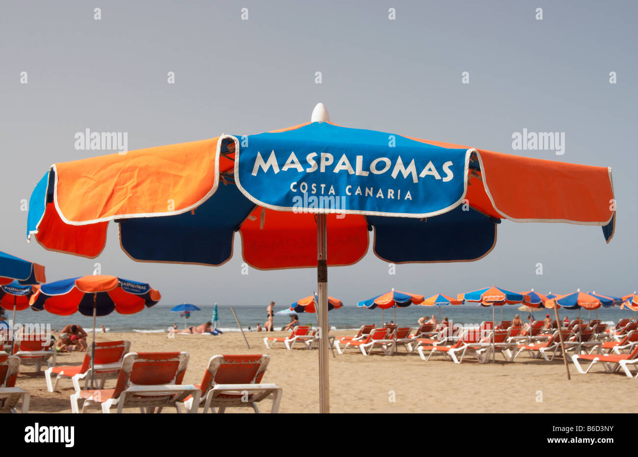 Sonnenschirme und Sonnenliegen, der Strand von Maspalomas Stockfoto