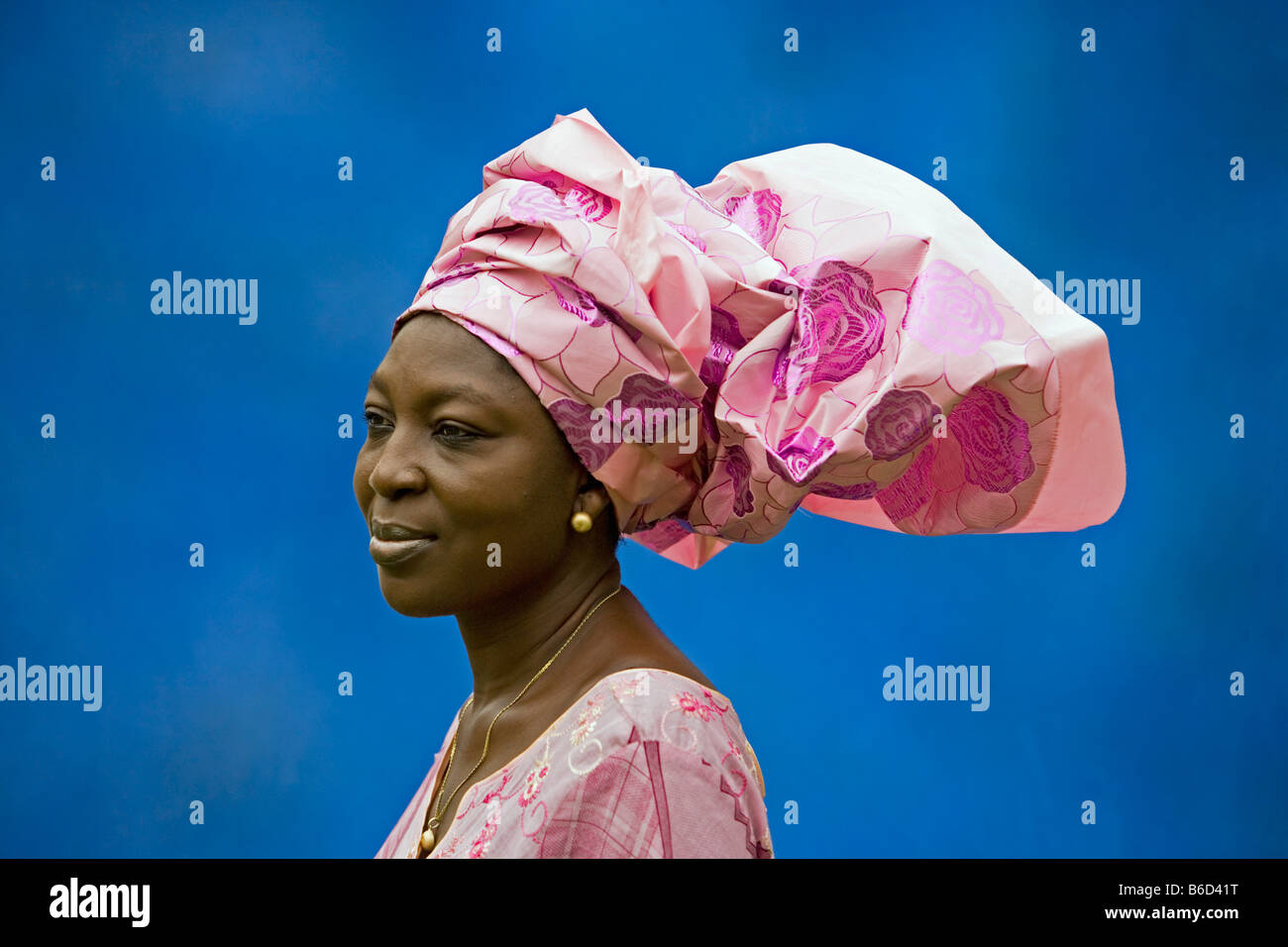 Nigeria, Lagos, Frau mit typischen Kopfbedeckung, Kopf Krawatte Stockfoto