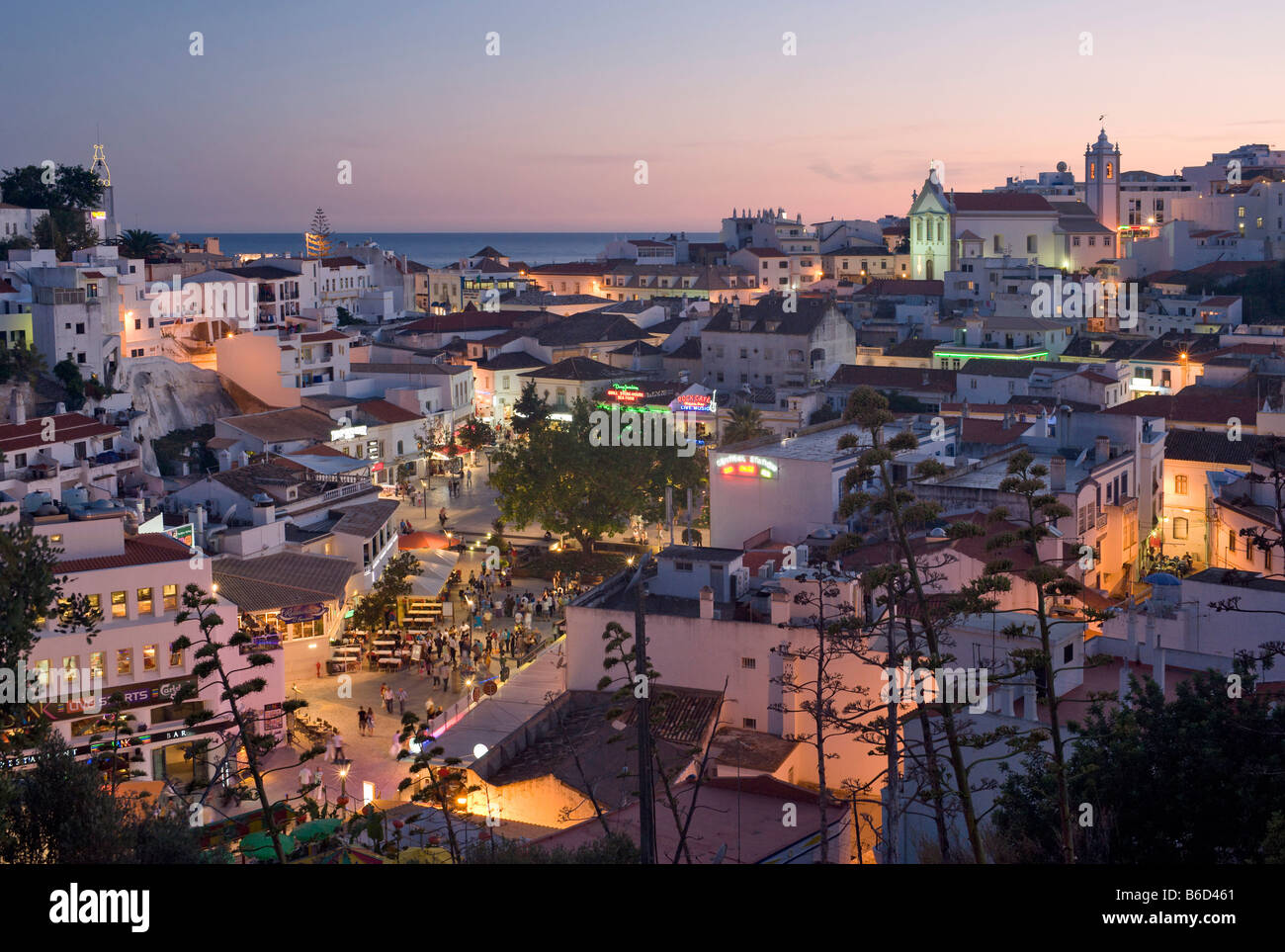 Albufeira-Stadt am Abend Stockfoto