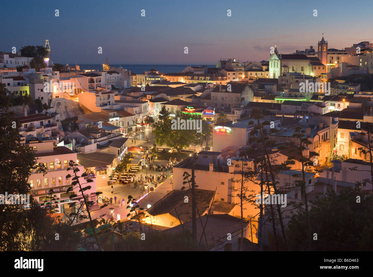 Albufeira-Stadt am Abend Stockfoto
