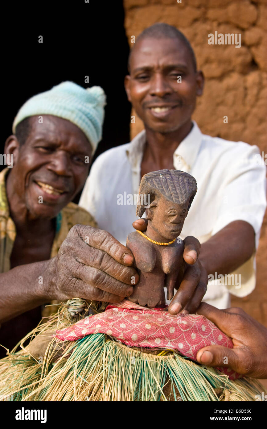 Voodoo-Priester mit Voodoo-Puppe, Benin, Westafrika. Stockfoto