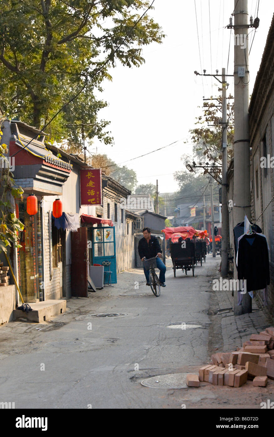 CHINA BEIJING Linie rot überdachten Fahrradrikschas oder Fahrradrikschas reist durch die Hutong-Viertel von Peking Stockfoto