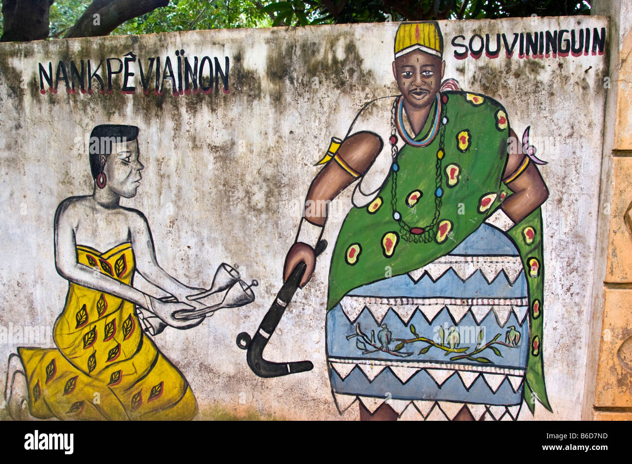 Graffiti am Eingang zum Voodoo-Schrein, Abomey, Benin, Westafrika. Stockfoto