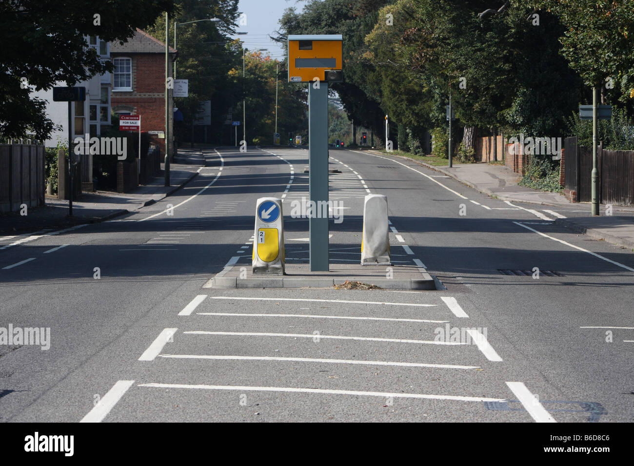 Radarkamera auf Epsom Road überwacht den Verkehr auf Vorstadtstraßen mit Wohnhäusern und Straßenbäumen, Guildford, Surrey, England, Großbritannien Stockfoto