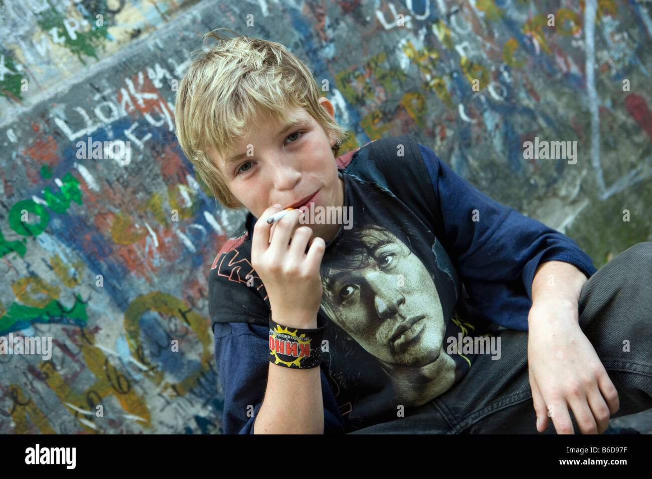 Russland, Moscow. Arbat-Straße, Fan vor Wand mit Zeichen und Texten gewidmet ehemaligen Rockstar Popstar Viktor Tsoj 1962-1990 Stockfoto
