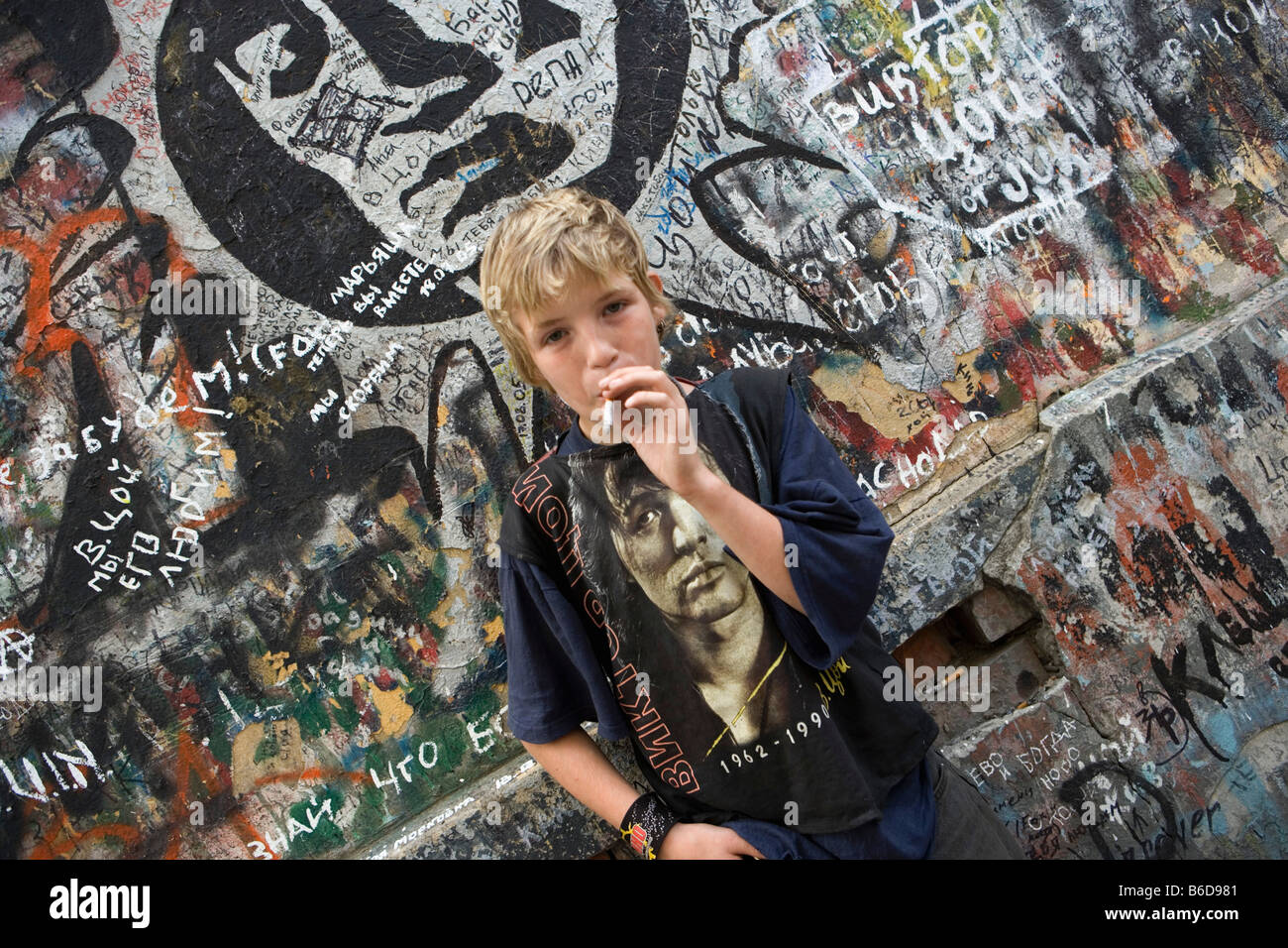 Russland, Moscow. Arbat-Straße, Fan vor Wand mit Zeichen und Texten gewidmet ehemaligen Rockstar Popstar Viktor Tsoj 1962-1990 Stockfoto