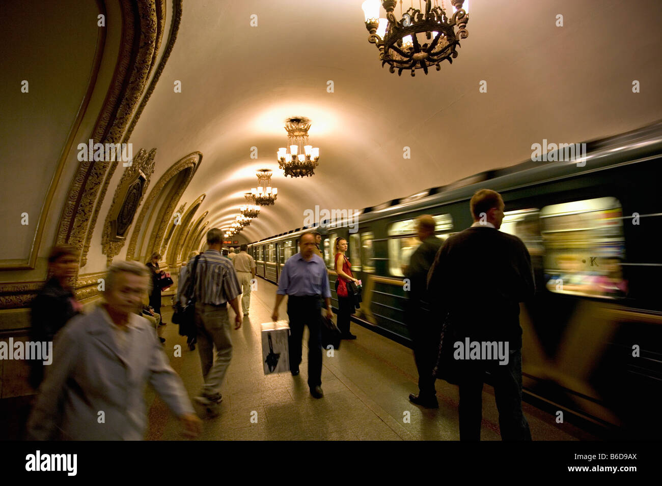 Russland, u-Bahnstation genannt: Kievskaya (eröffnet im Jahr 1937). Die Moskauer Metro, die fast die gesamte russische Hauptstadt erstreckt. Stockfoto