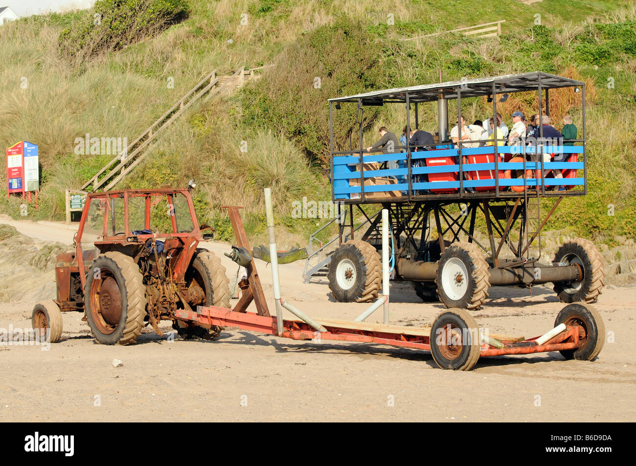 Meer-Traktor Transport von Passagieren zu Burgh Island von Bigbury am Meer South Devon England UK Stockfoto