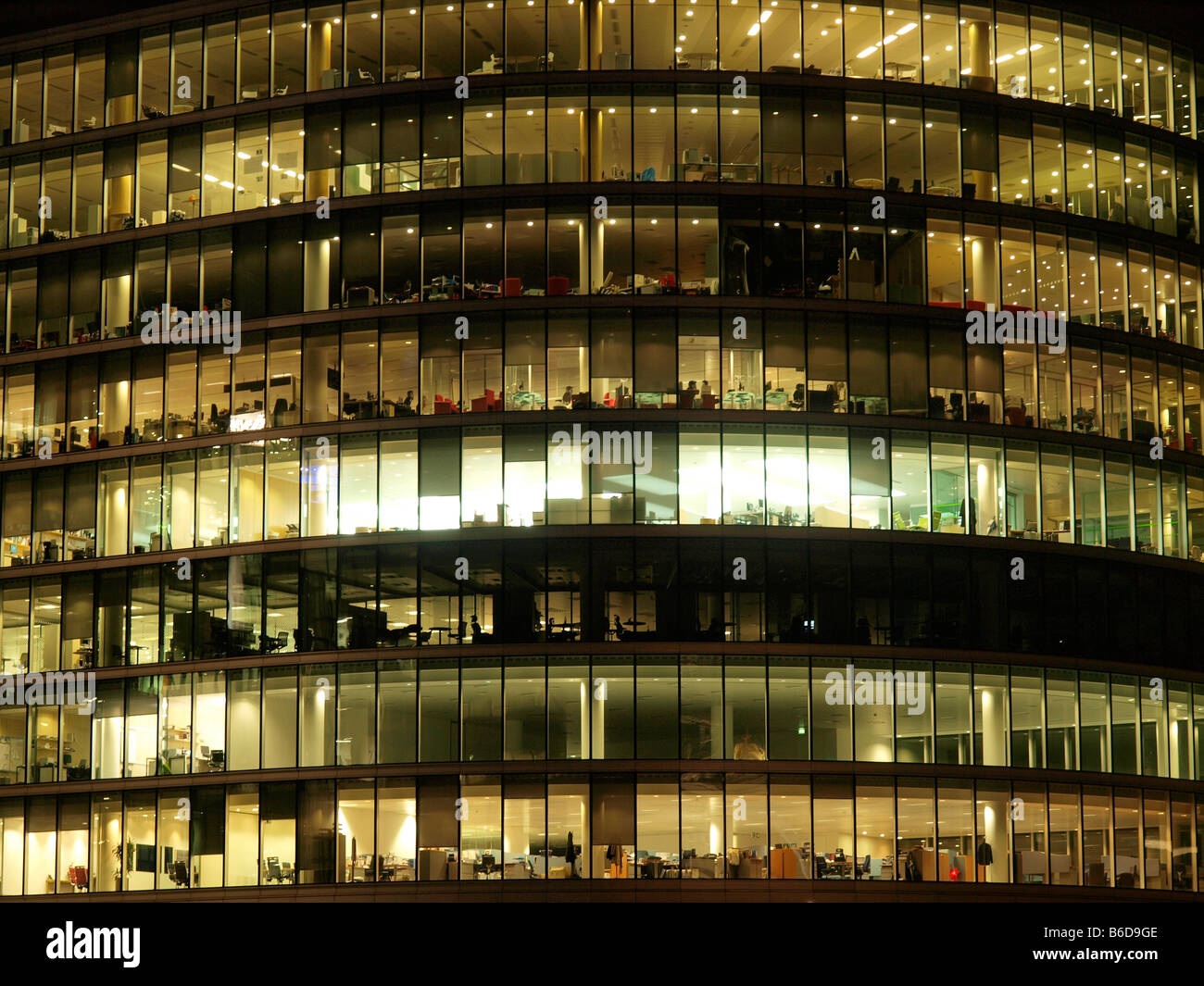 Leeren Büros beleuchtet in der Nacht, die globale Erwärmung London UK Stockfoto
