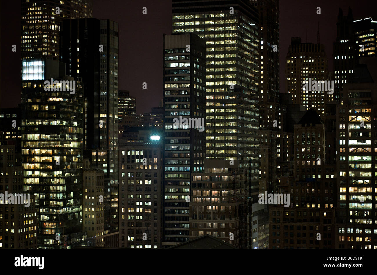 Nächtliche Skyline Blick auf die Wolkenkratzer in New York Stockfoto