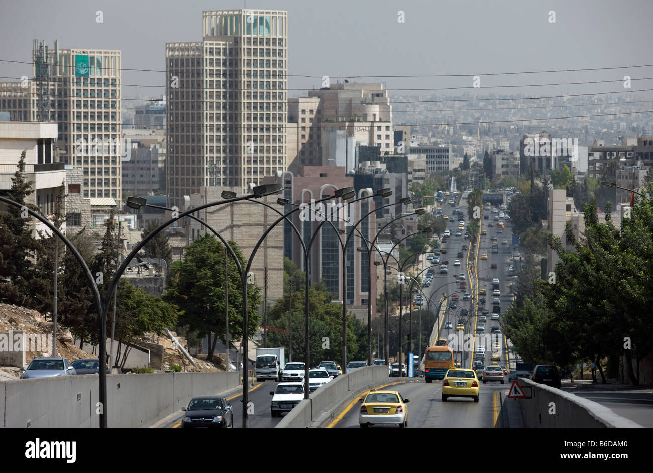 VERKEHR AL HUSSEIN BIN ALI STREET DOWNTOWN SKYLINE AMMAN JORDANIEN Stockfoto