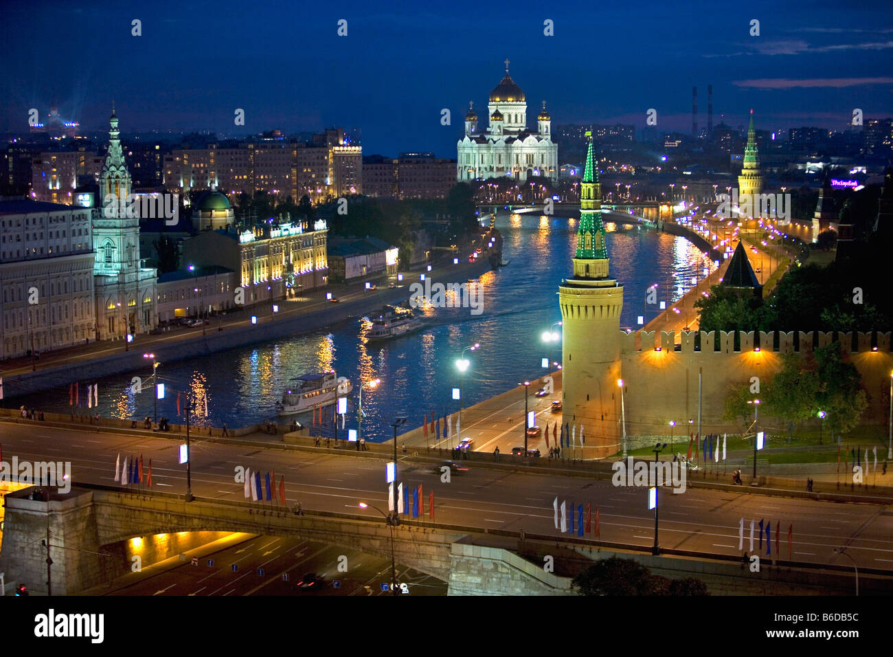 Russland, Moskau, rechts: Kreml. Moskwa-Flusses mit der Kathedrale von Christus dem Erlöser im Hintergrund in der Abenddämmerung Stockfoto