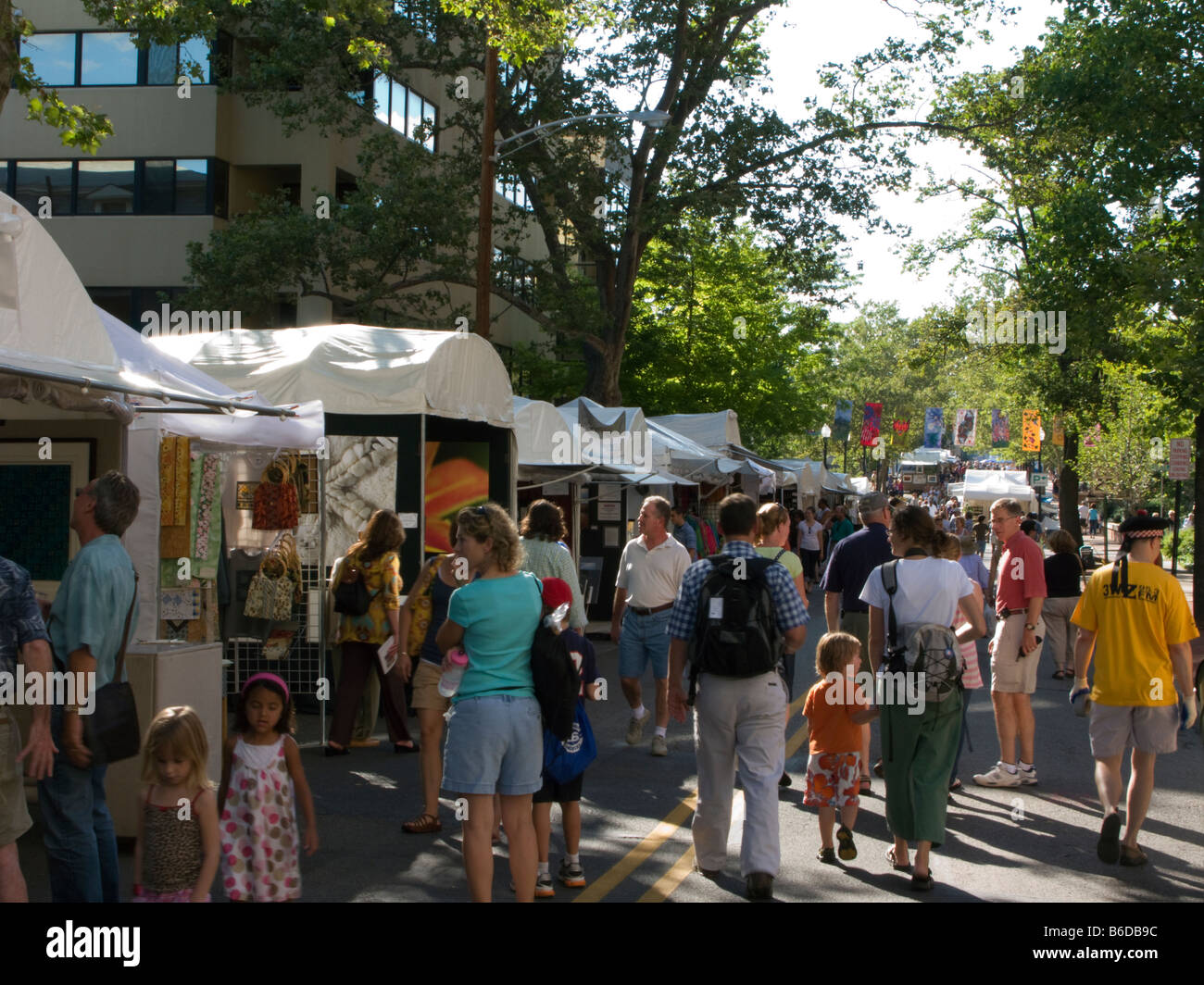 FUßGÄNGER MENGE PENN ARTS FESTIVAL STAATLICHES COLLEGE PENNSYLVANIA USA Stockfoto