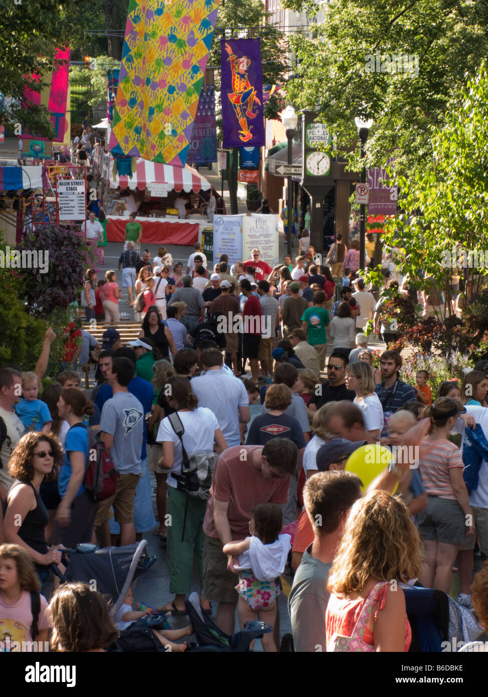 FUßGÄNGER MENGE PENN ARTS FESTIVAL STAATLICHES COLLEGE PENNSYLVANIA USA Stockfoto