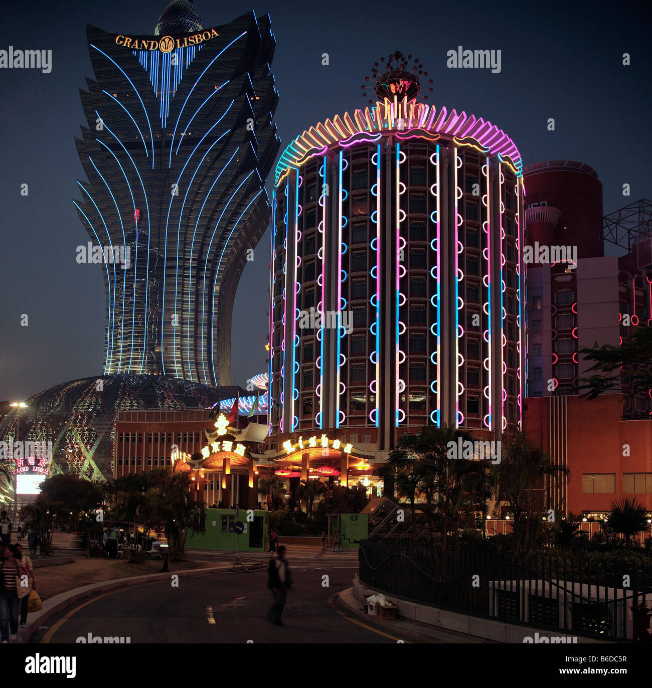 China Macao Grand Lisboa und Lisboa Casinos in der Nacht Stockfoto