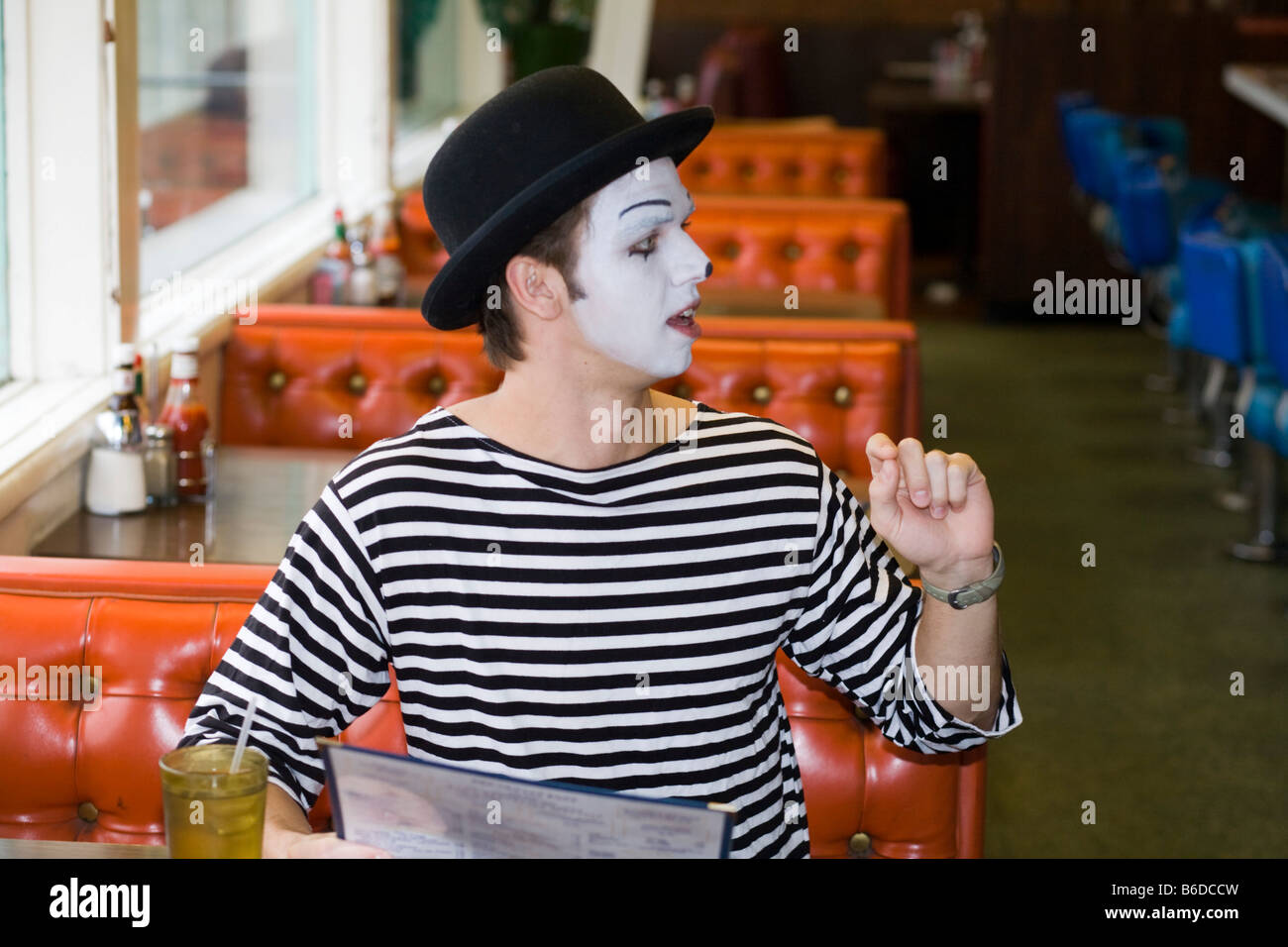 Junger Mann, bemaltem Gesicht, Pantomime, Lächeln Stockfoto