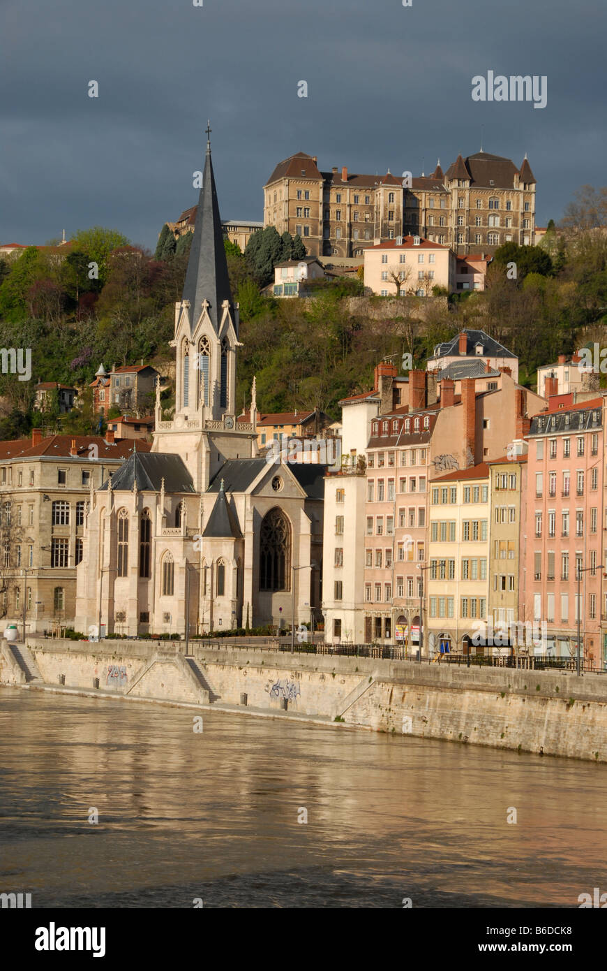 Blick auf St. George Bezirk und Str. Georges Kirche am Ufer der Saône in Vieux Lyon Frankreich Stockfoto