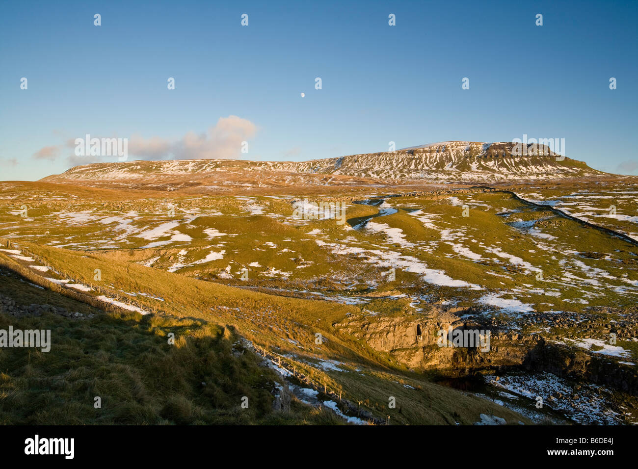 Mond steigt über Pen-y-Gent eine der Yorkshire Dales drei an einem Winter-Nachmittag Spitzen Stockfoto