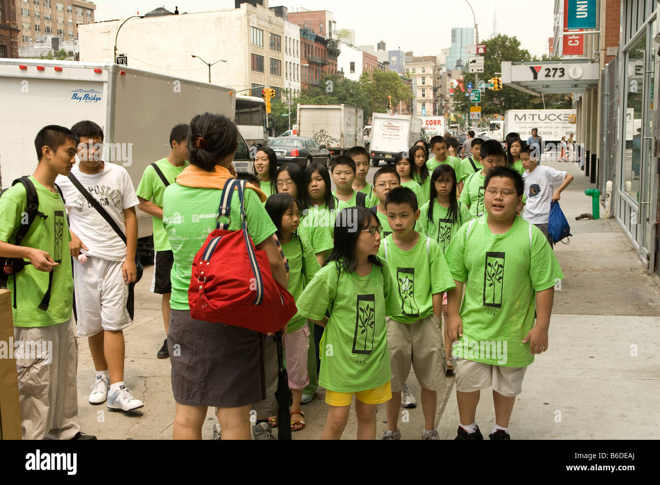 Chinesische amerikanische Kinder von einem lokalen Tagescamp auf der Straße in der Nähe von Chinatown in New York City Stockfoto