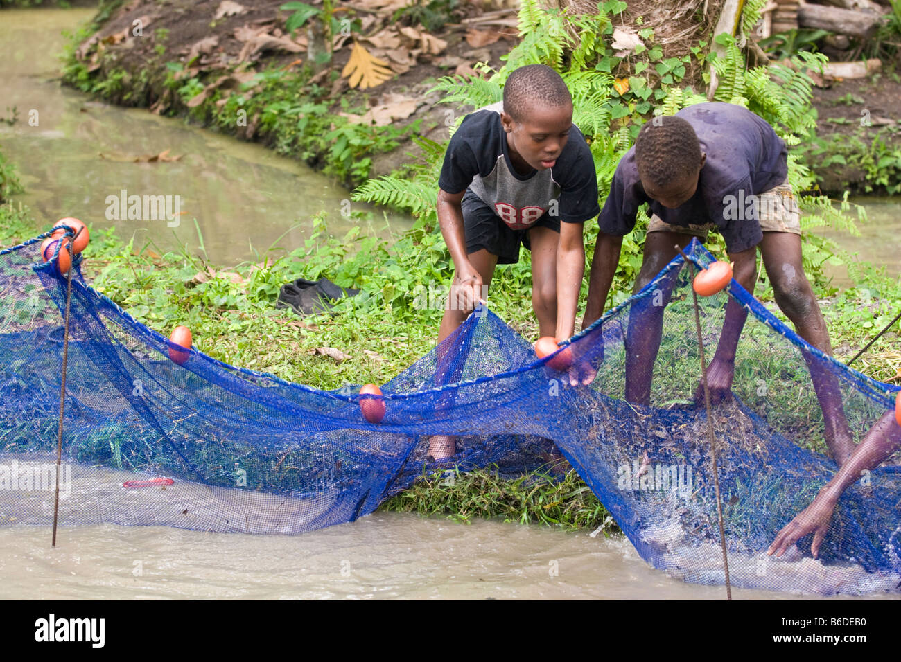 Afrikanische Kinder arbeiten mit Fischnetz, Benin. Stockfoto