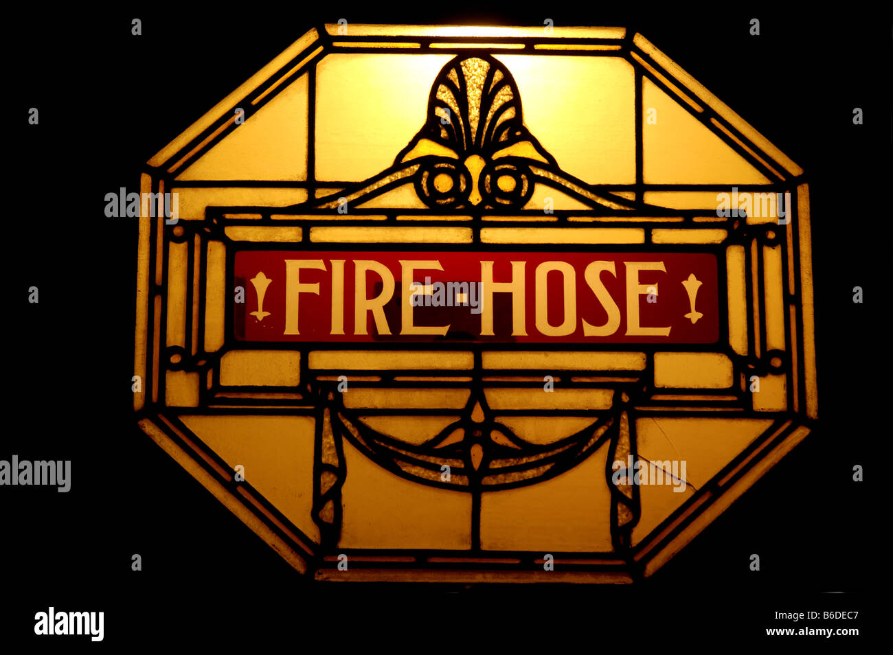Ein Art-deco-Stil-Glasmalerei-Fenster für einen Feuerwehrschlauch Stockfoto