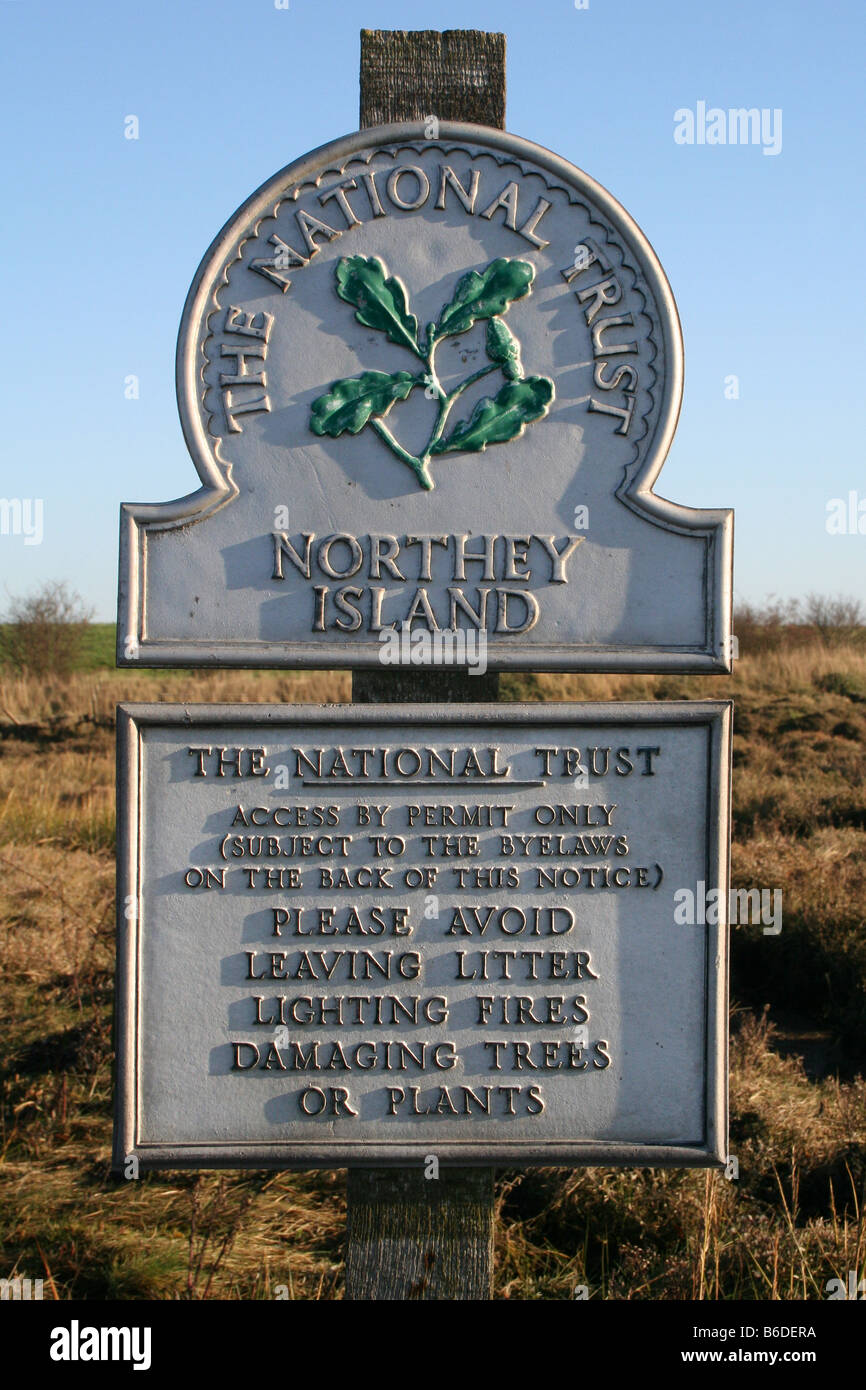 "National Trust" zu unterzeichnen, bei der Annäherung an Hintergrund Insel, Essex, UK Stockfoto