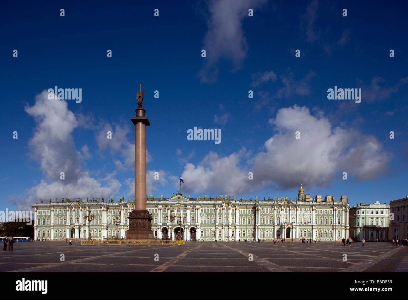 Russland, Sankt Petersburg, Alexander-Säule, Winterpalast und Eremitage auf dem Schlossplatz Stockfoto