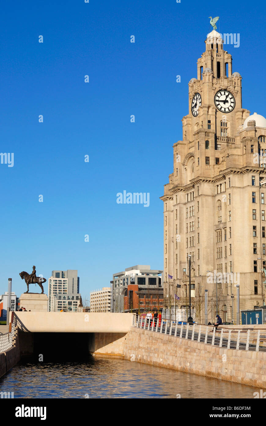 Kanal und Royal Liver Assurance Building befindet sich am Pier Head in Liverpool Stockfoto