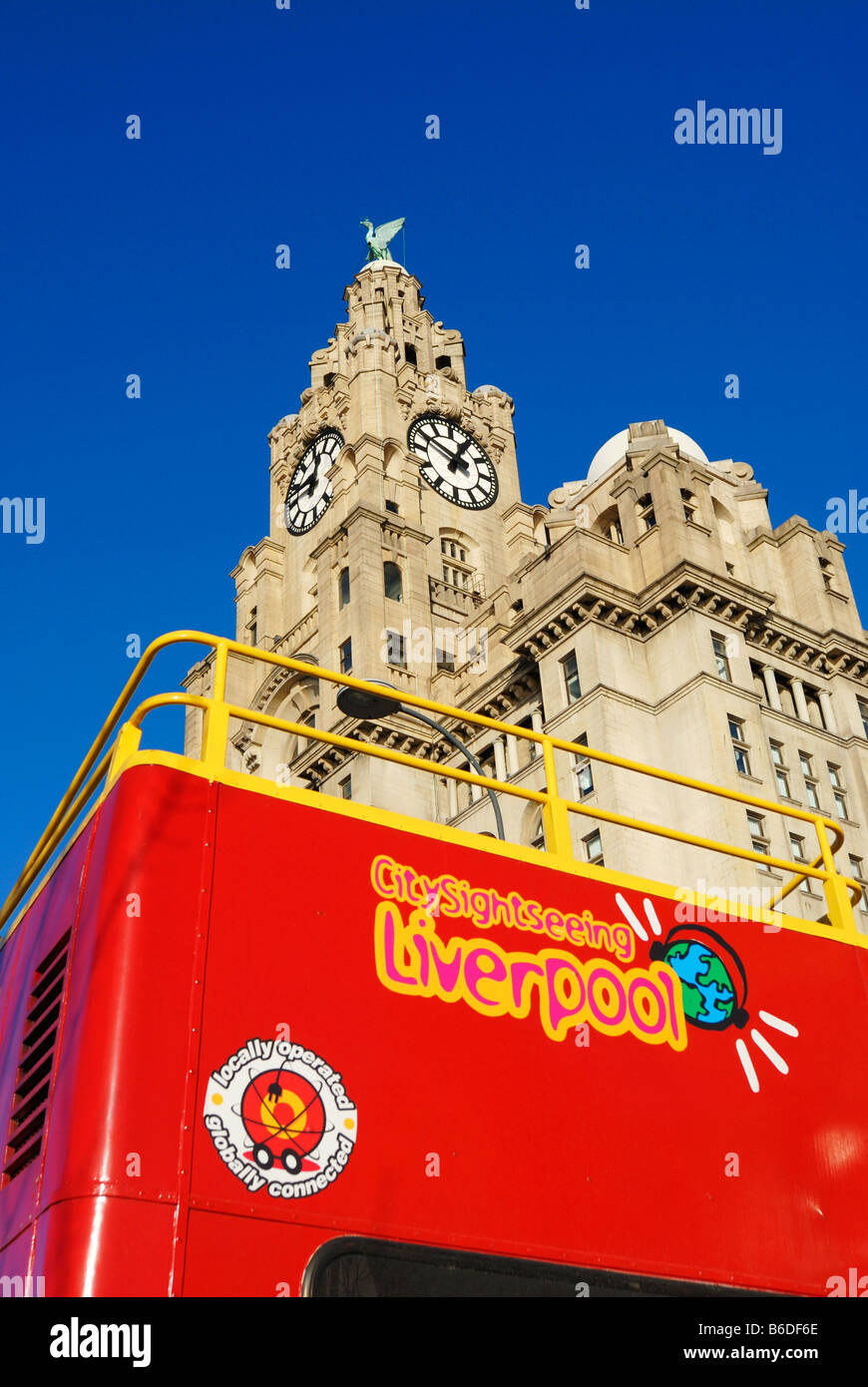 Rote offene Top Touristenbus vor der Royal Liver Assurance Building befindet sich am Pier Head in Liverpool Stockfoto