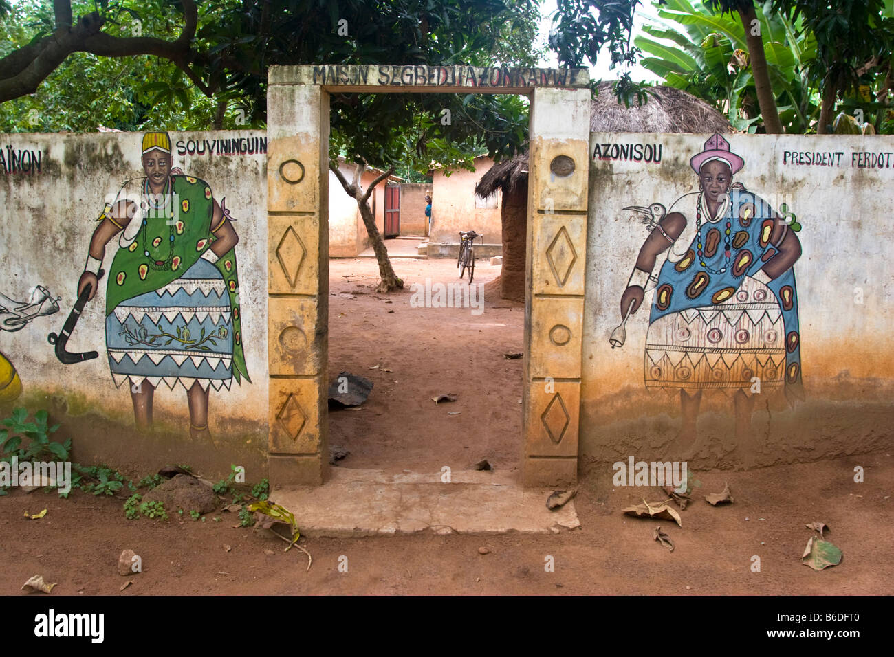 Graffiti am Eingang zum Voodoo-Schrein, Abomey, Benin, Westafrika. Stockfoto