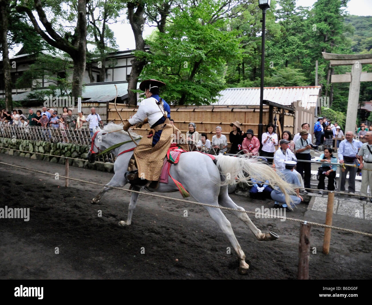 Reiten Bogenschießen (Yabusame), eine Ausstellung von Samurai Fertigkeiten im Umgang mit Pfeil und Bogen auf dem Pferderücken, Kamakura, Japan Stockfoto