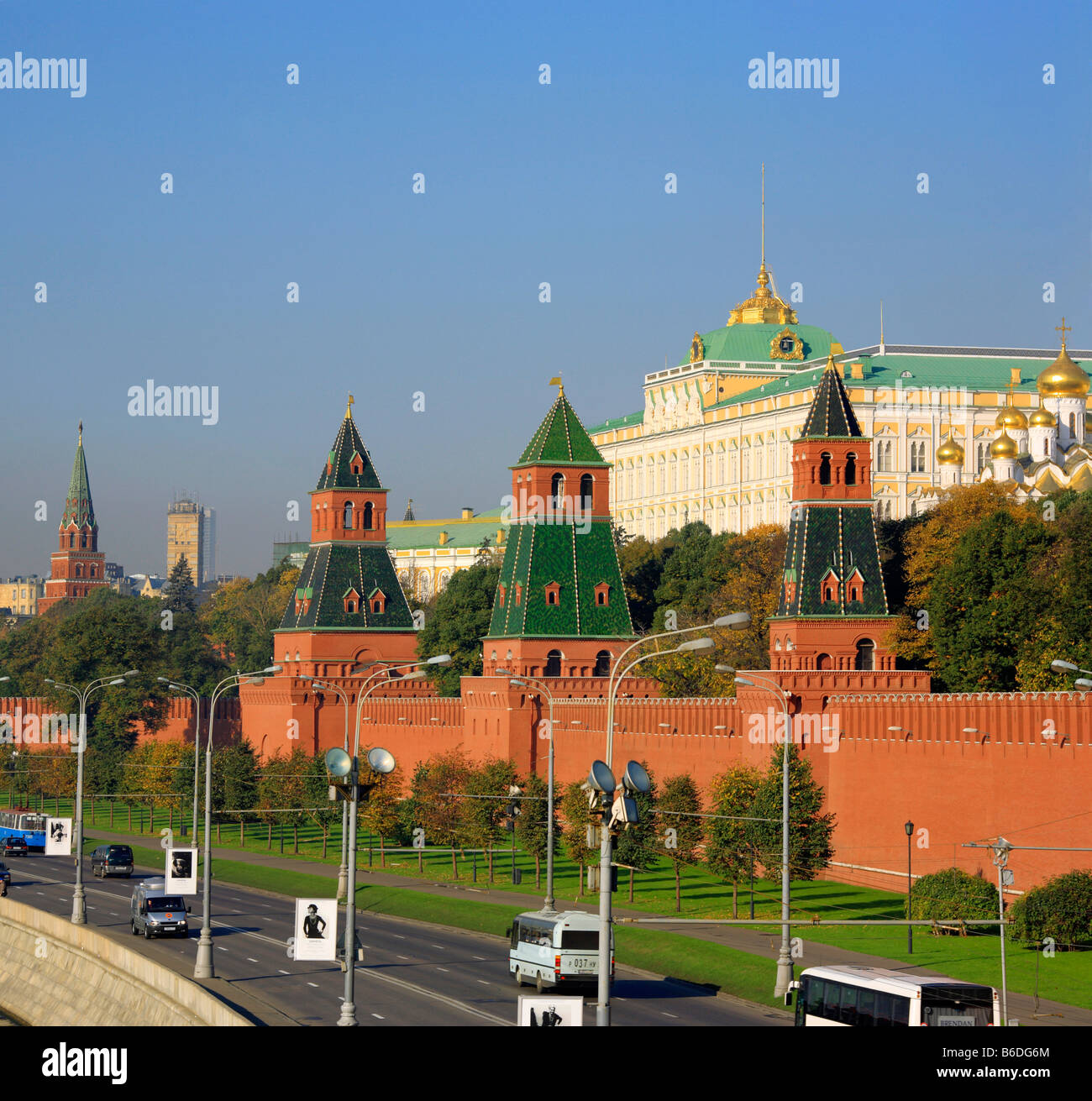 Architektur der Stadt, Blick auf roten Mauer des Kremls vom Ufer der Moskwa, Moskau, Russland Stockfoto