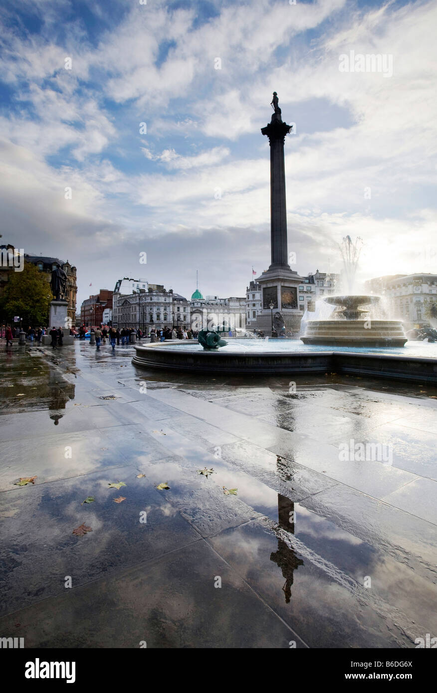 Trafalgar Square spiegelt sich in Pfützen. London, England, Vereinigtes Königreich Stockfoto