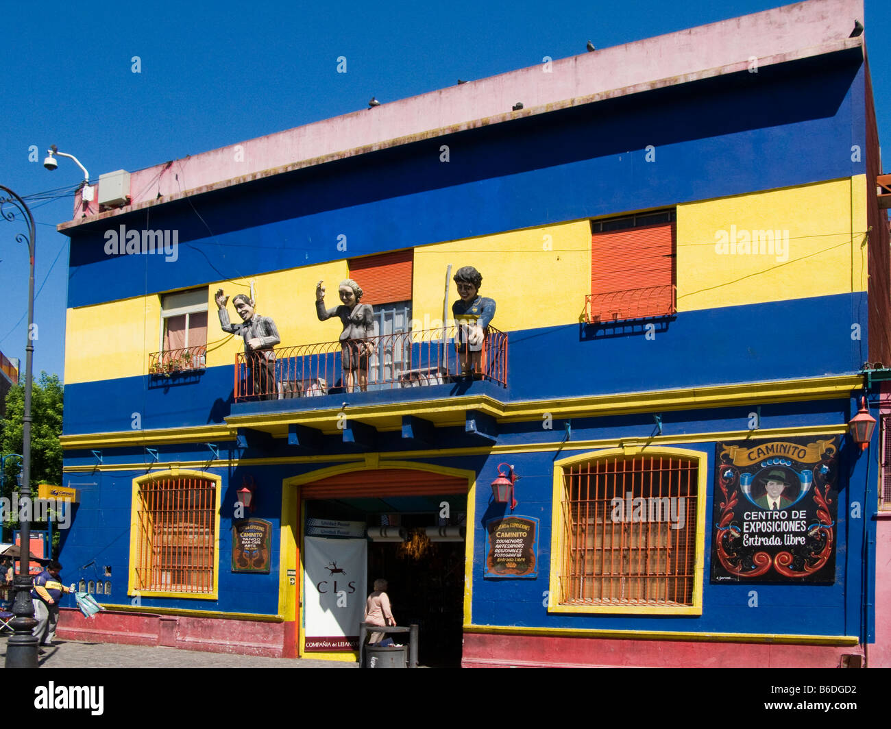 Einladende Puppen auf einem Balkon in einem Café in dem Stadtteil la Boca Buenos Aires Argentinien Stockfoto