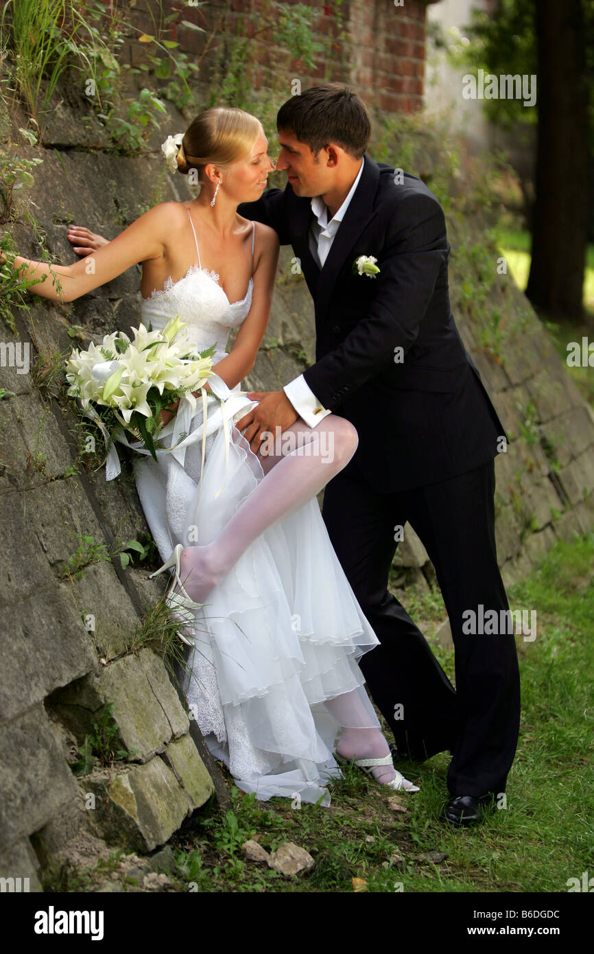 Glücklich Frischvermählten paar suchen sich gegenseitig zu lieben Stockfoto